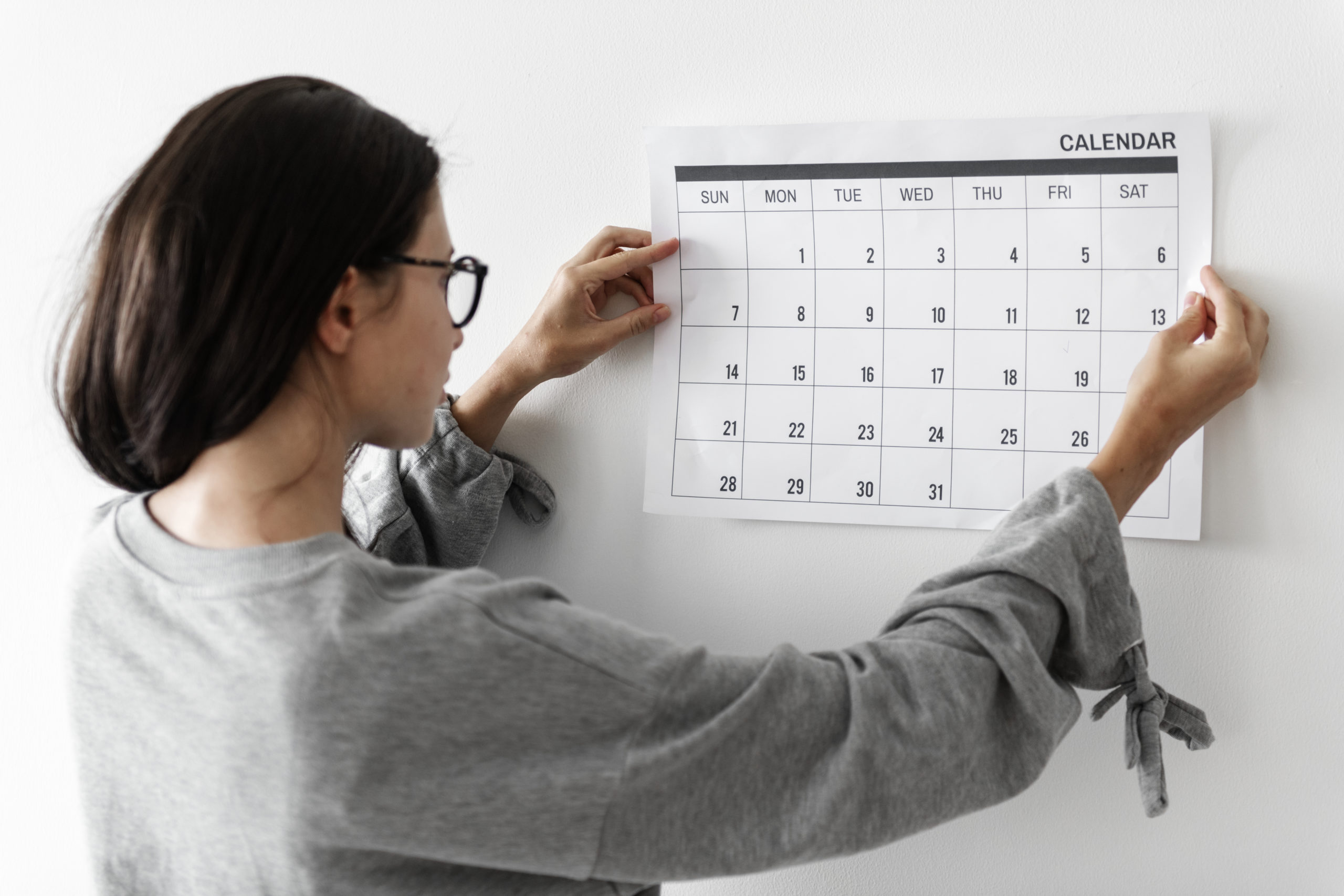 Выходные дни для студентов 2024. Календарь. Человек с календарем. Календарь в руках. Календарь картинка.