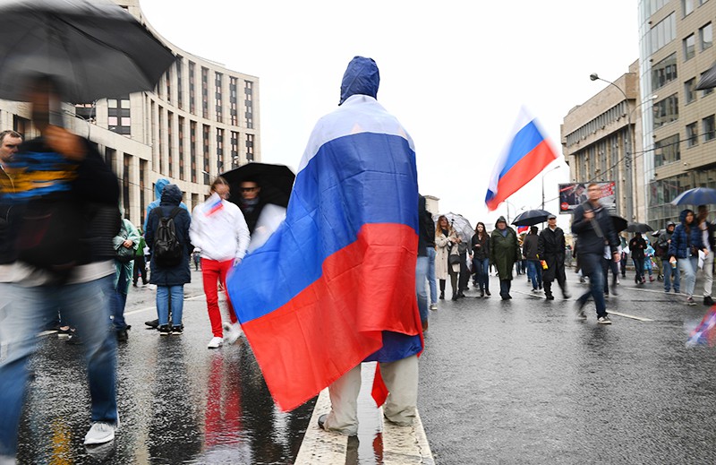 Мариуполь и Донецк украсили российскими флагами