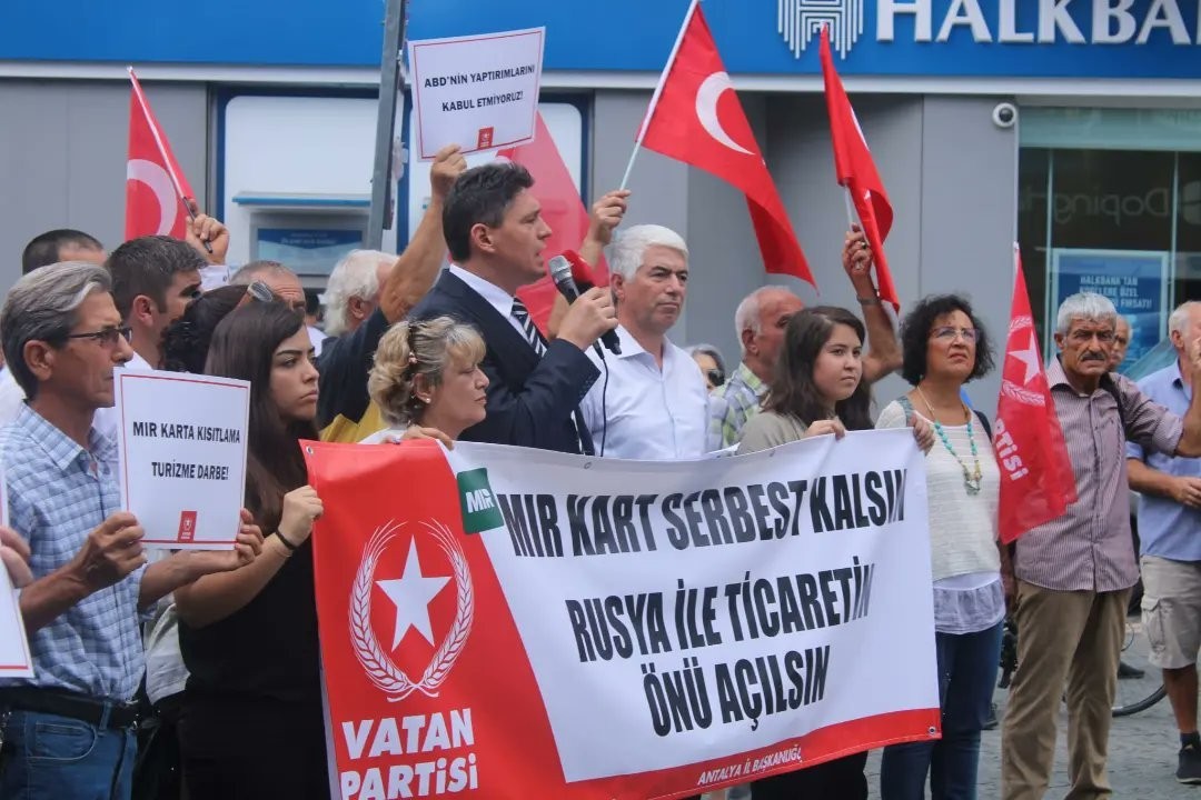 В Турции прошла акция против прекращения использования в стране системы «Мир»
