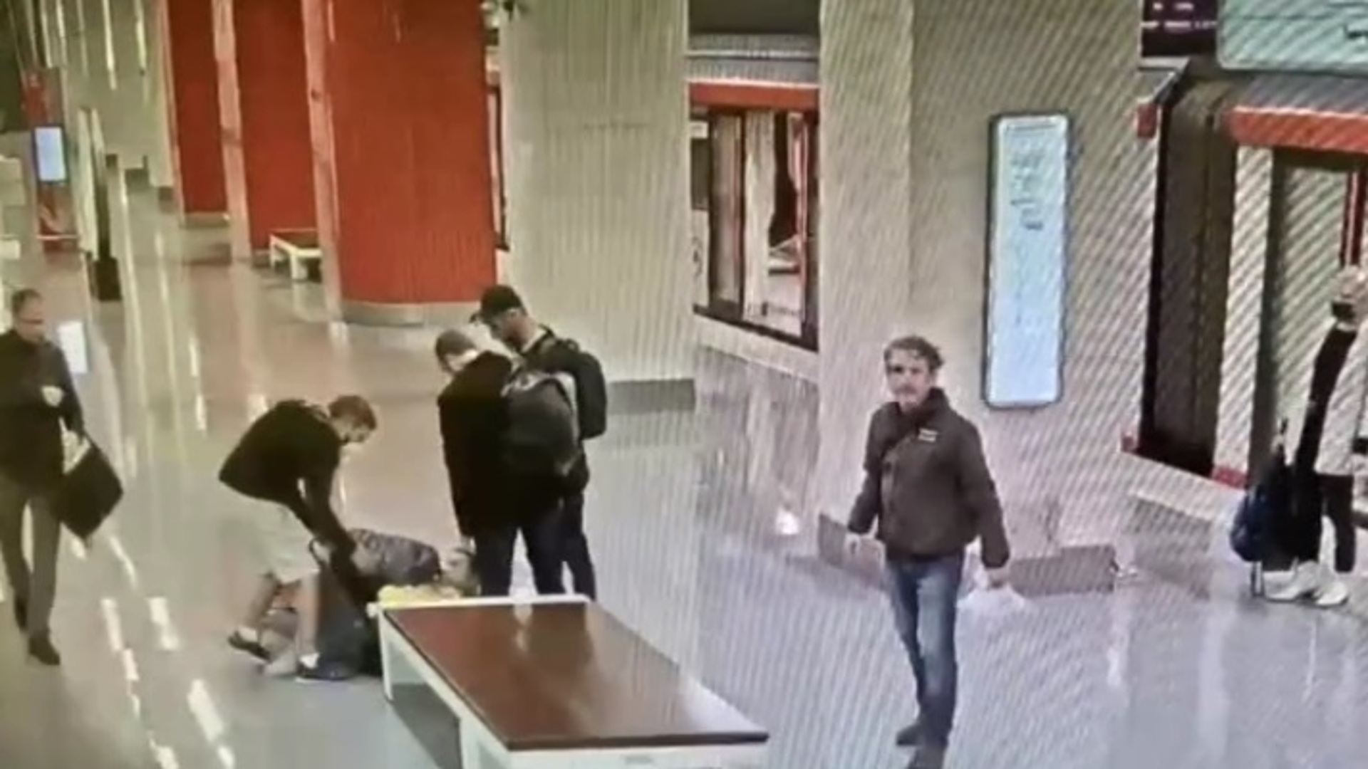 Полиция задержала мужчину, избившего подростка в московском метро