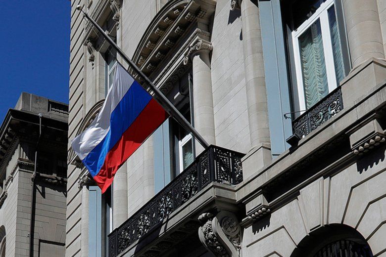 В Нью-Йорке злоумышленники облили фасад консульства России въедливой красной краской