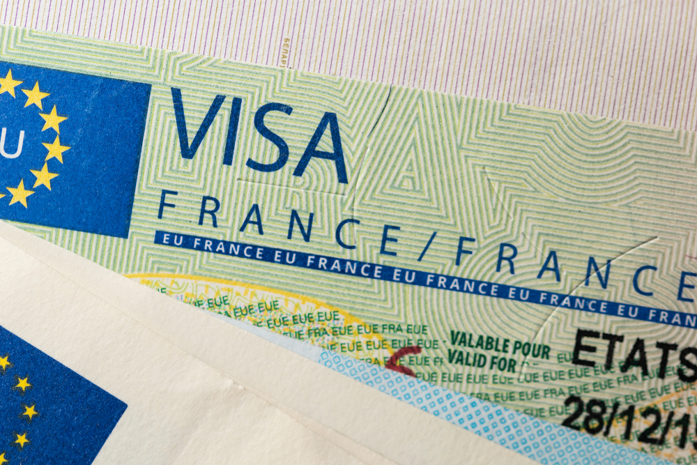 Франция продолжит выдавать россиянам краткосрочные визы, но сборы и сроки рассмотрения запросов будут увеличены
