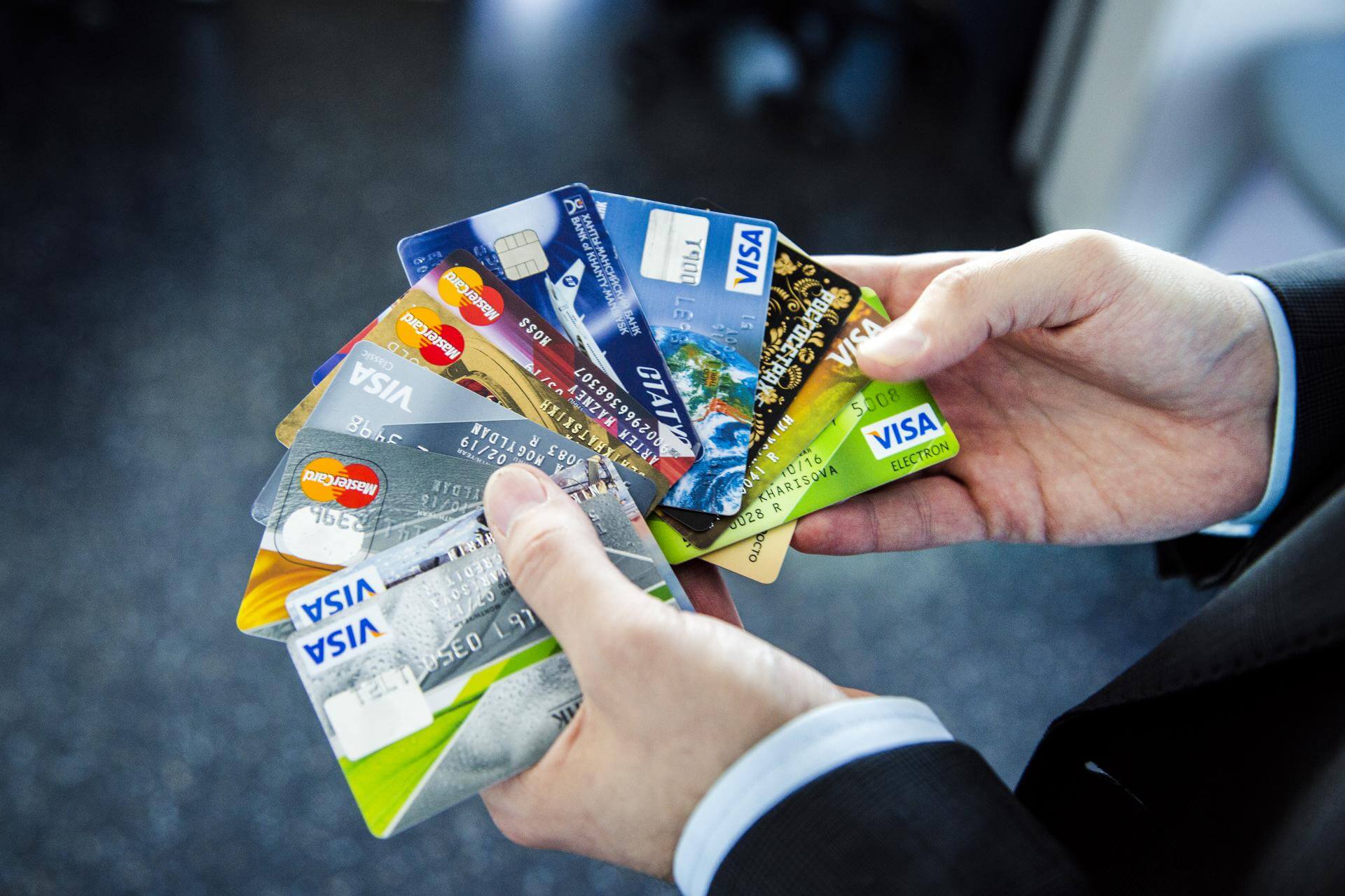 Пластиковые карты могут уйти в прошлое: офлайн-магазины отказываются принимать оплату кредитками