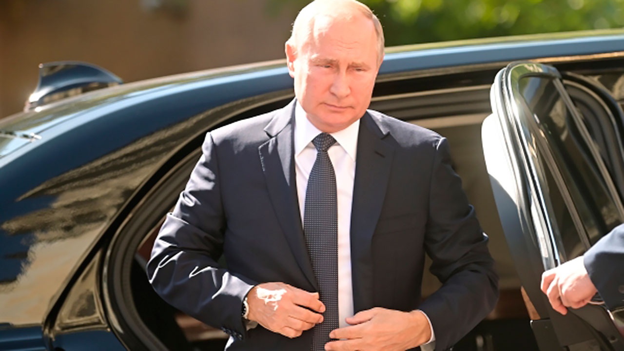 Владимир Путин остановил свой кортеж на улице в Калининграде для общения с местными жителями