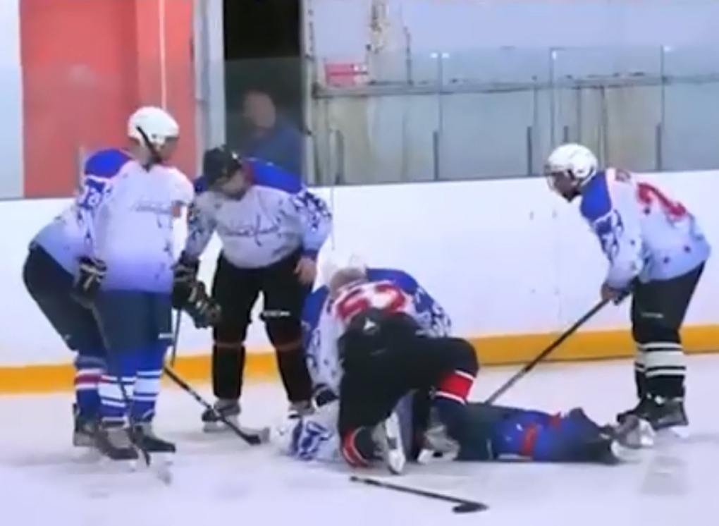 Хоккеист любительской команды "Гармония" скончался во время матча в Нижегородской области
