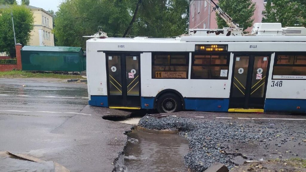 В Воронеже троллейбус №11 провалился в яму посреди проезжей части
