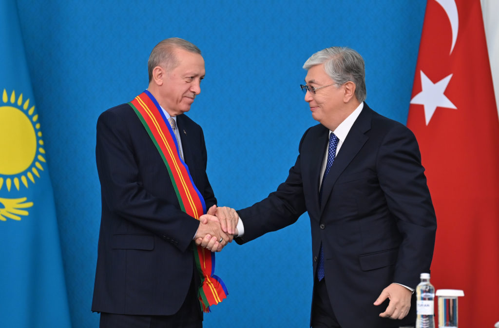 Президент Казахстана наградил президента Турции орденом "Дружбы" I степени