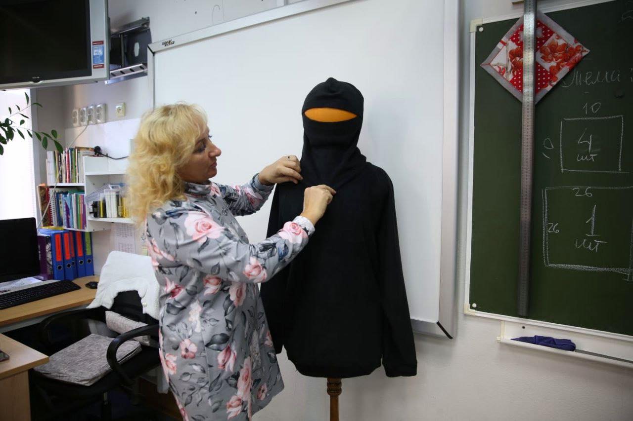 В Лабытнанги школьники шьют одежду для российских военных