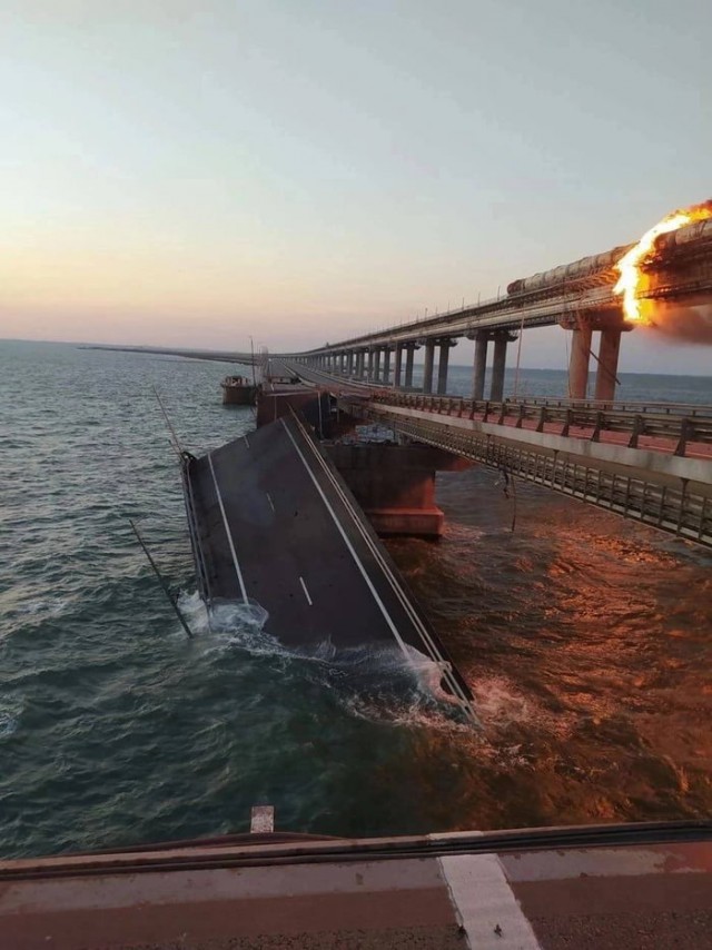 На Крымском мосту в Керчи произошёл взрыв