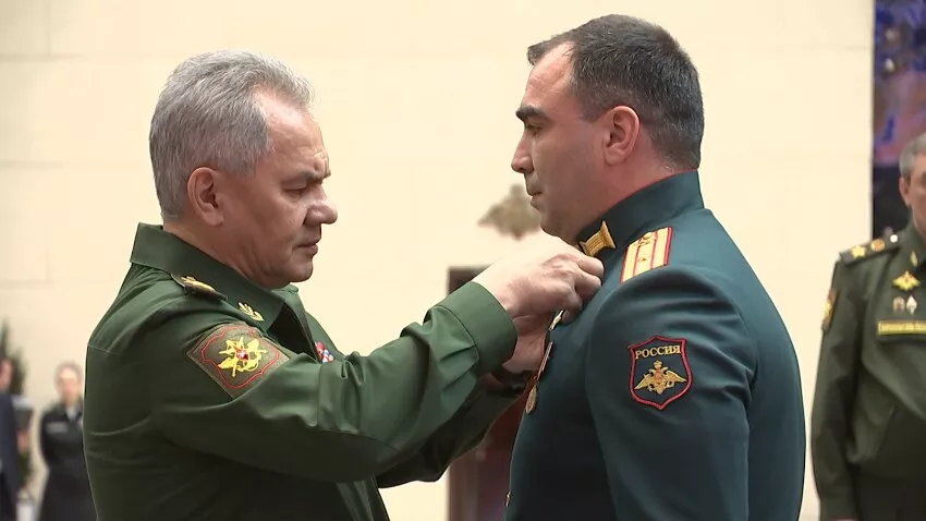 Сергей Шойгу вручил медали Героя России офицерам за участие в спецоперации на Украине