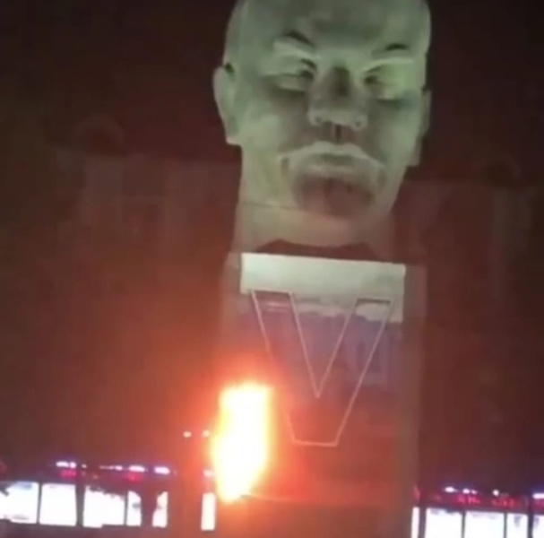 На памятнике Владимиру Ленину в Улан-Удэ подожгли баннер с символом «V»