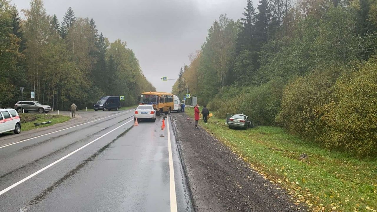 В Ленинградской области на южном полукольце школьный автобус попал в ДТП