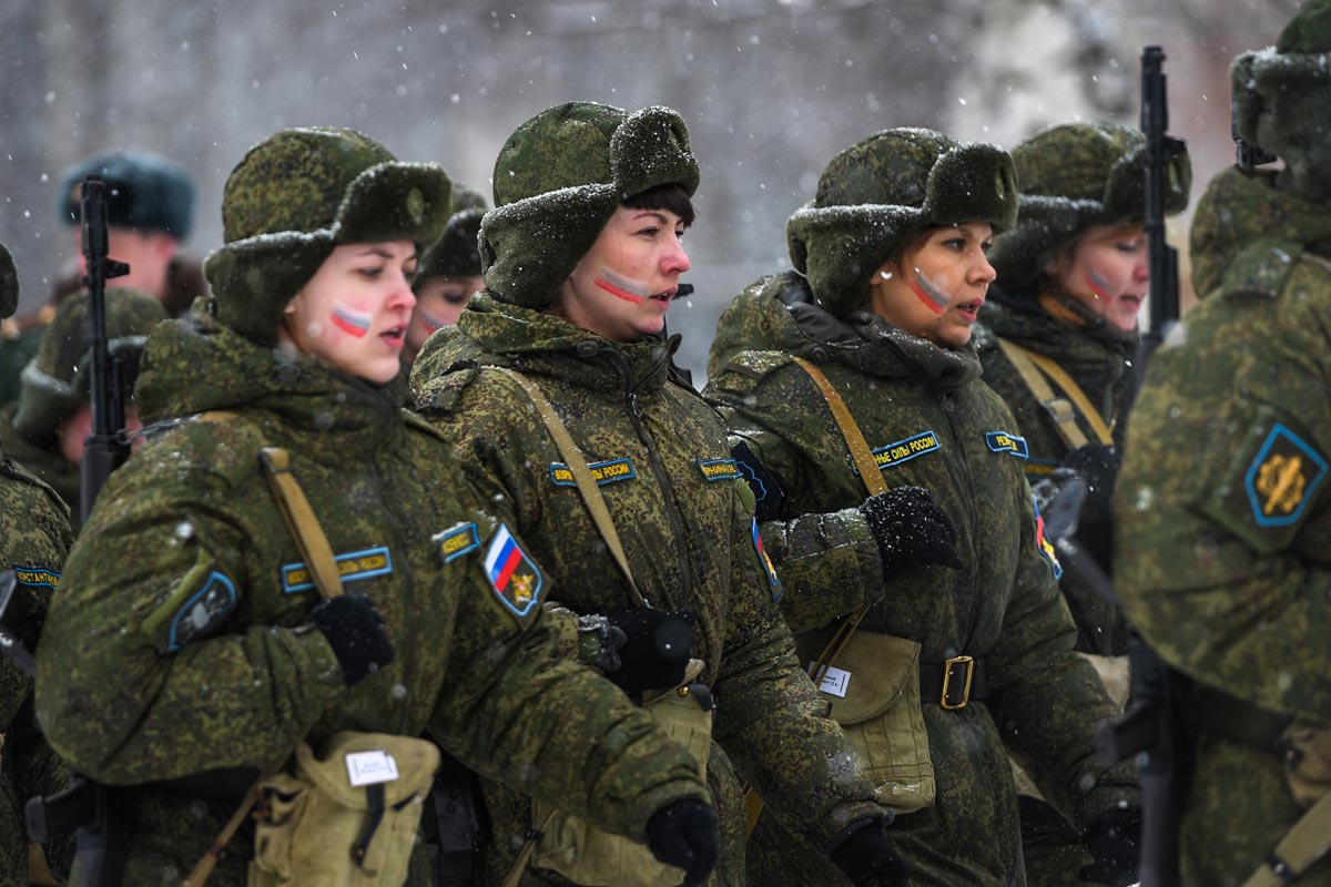 В Госдуме предложили призывать в армию женщин на два года