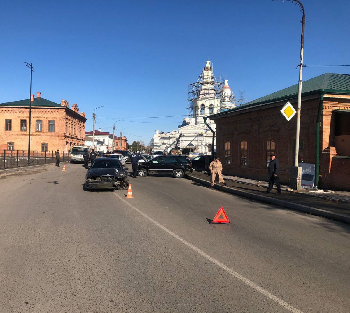 В Красноярском крае в ДТП с автобусом и двумя иномарками пострадали два человека