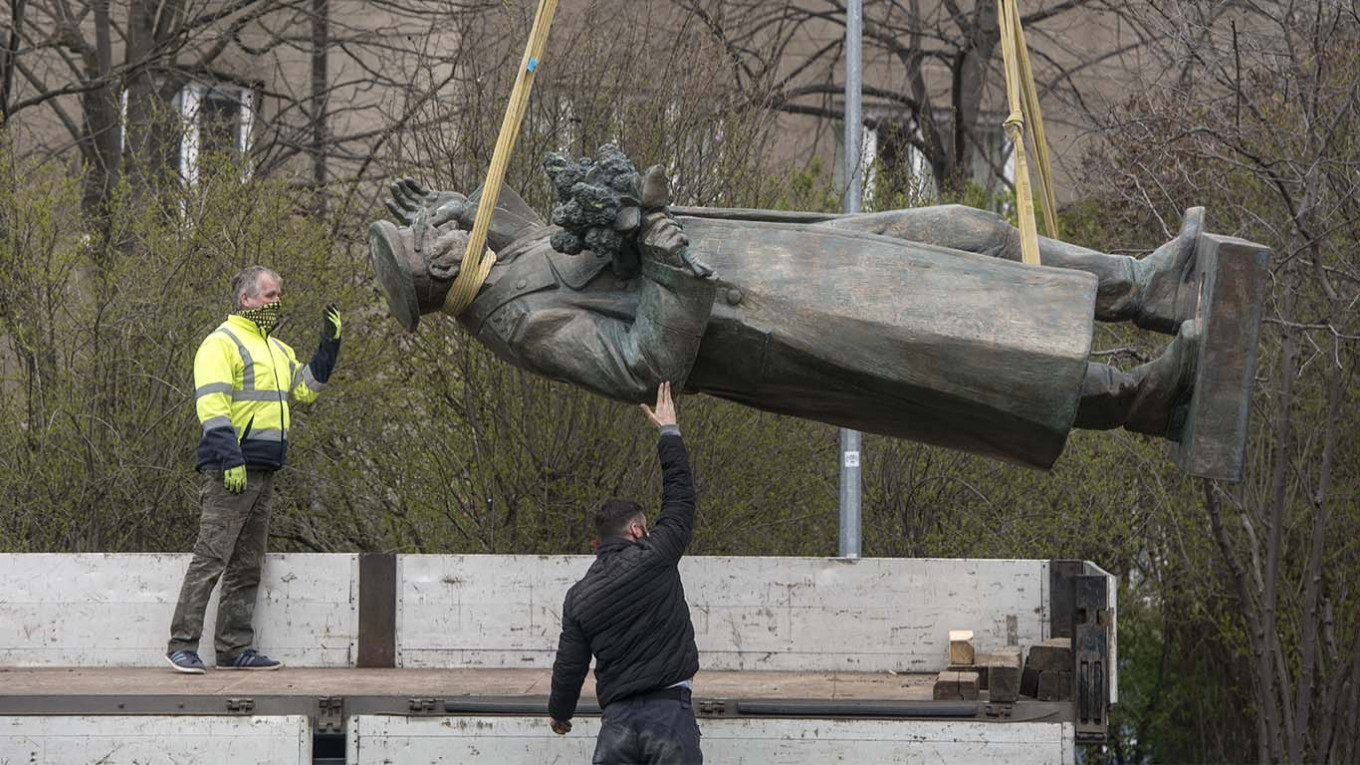 Сносим памятники. Маршал Конев памятник в Праге. Маршал Конев памятник демонтаж Прага. В Праге снесли памятник маршалу Коневу. Памятник Коневу в Праге демонтировали.