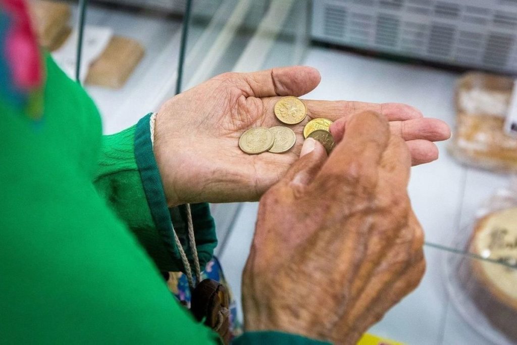 ПФР бьёт тревогу: одни пенсионеры «отбирают» деньги у других