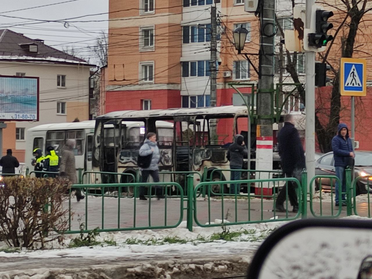 В центре Саранска дотла сгорел автобус
