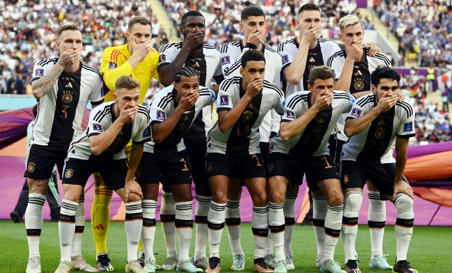 Немецкие футболисты в знак протеста закрыли рот руками перед матчем на ЧМ–2022