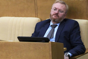 «Человек уже рождается либо женщиной, либо мужчиной»: депутат Госдумы предложил запретить смену пола без медицинских показаний фото