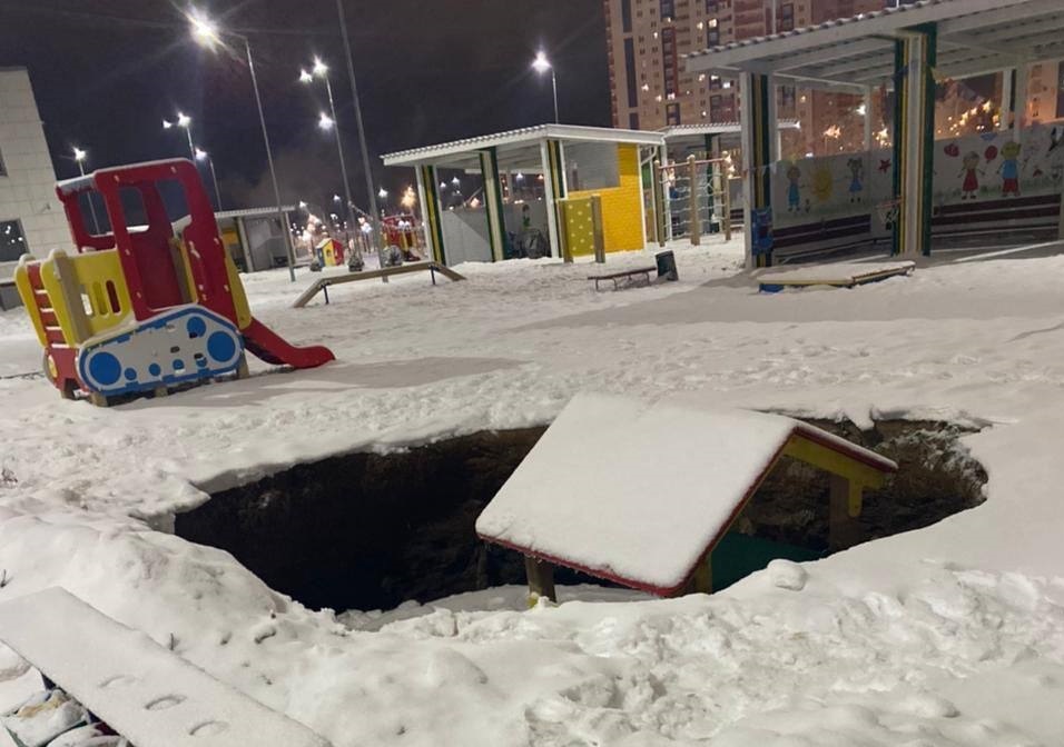 В Казани детский игровой домик ушёл под землю