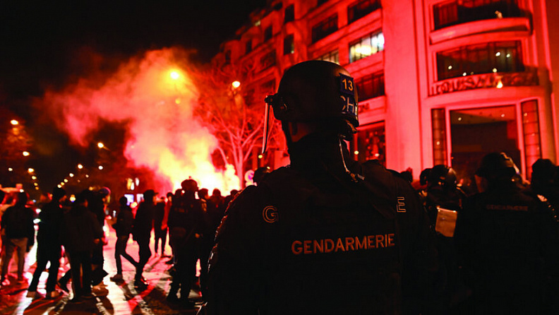 Возмущённые французы открыли огонь по полицейским