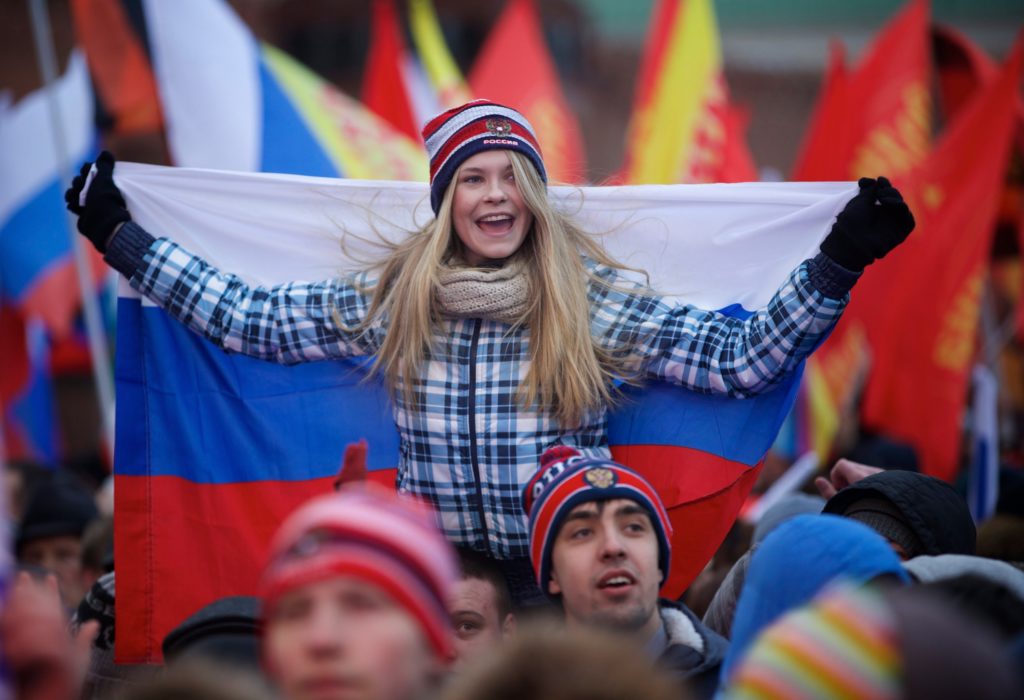 Русская девушка с флагом