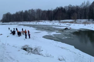 Спасатели нашли тело девочки, провалившейся под лёд на реке фото