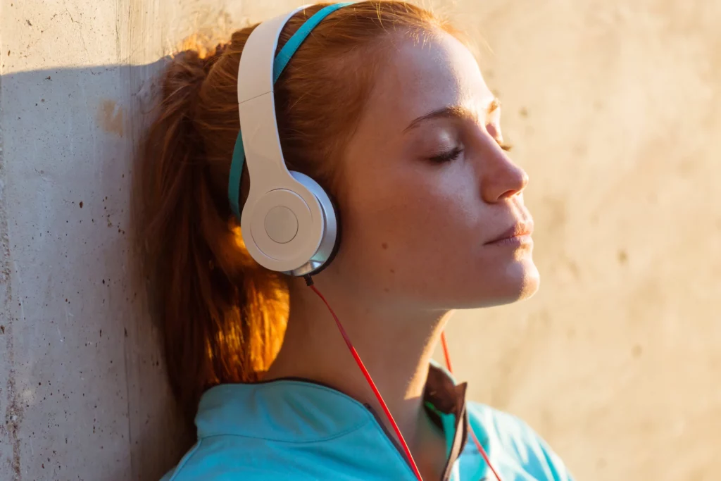Девушка слушает музыку через наушники