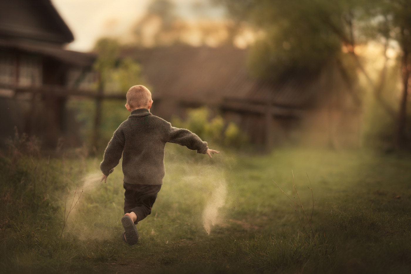 Мальчик бежит по траве
