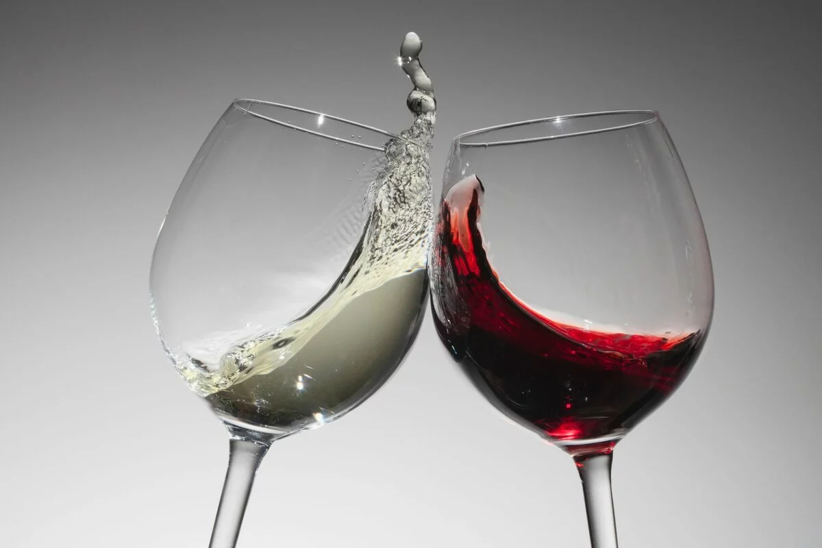 Два бокала вина с красным и белым напитком
