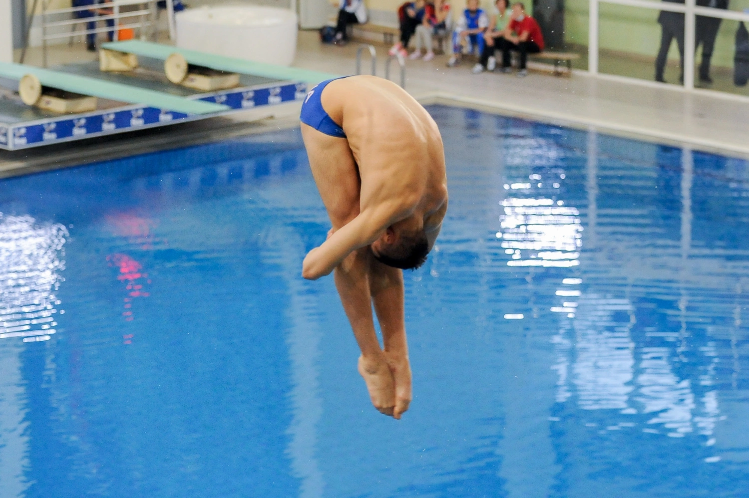 Спортсмен по прыжкам в воду