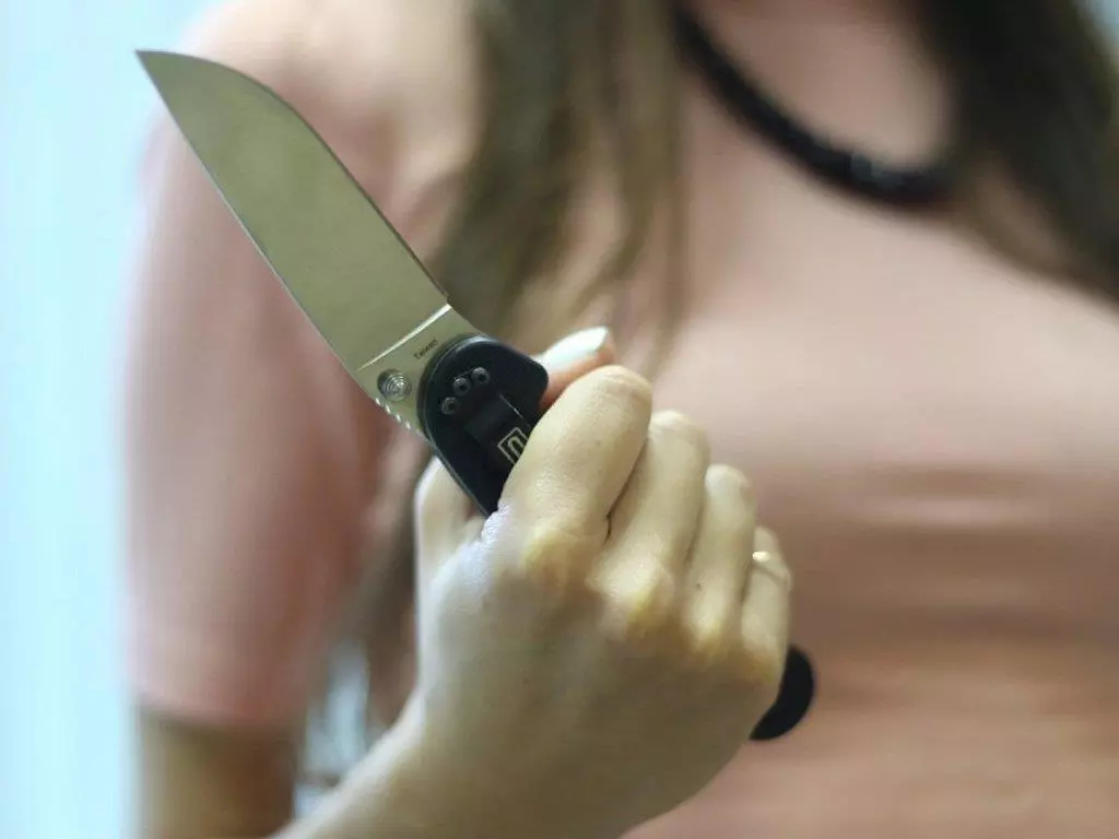 Девушка держит нож