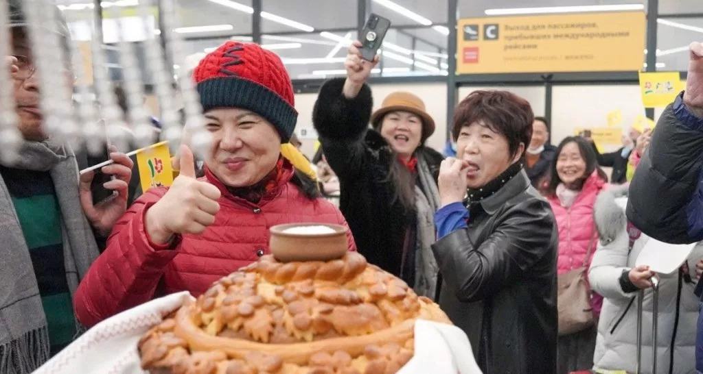 Туристов из Китая встретили в России с хлебом и солью
