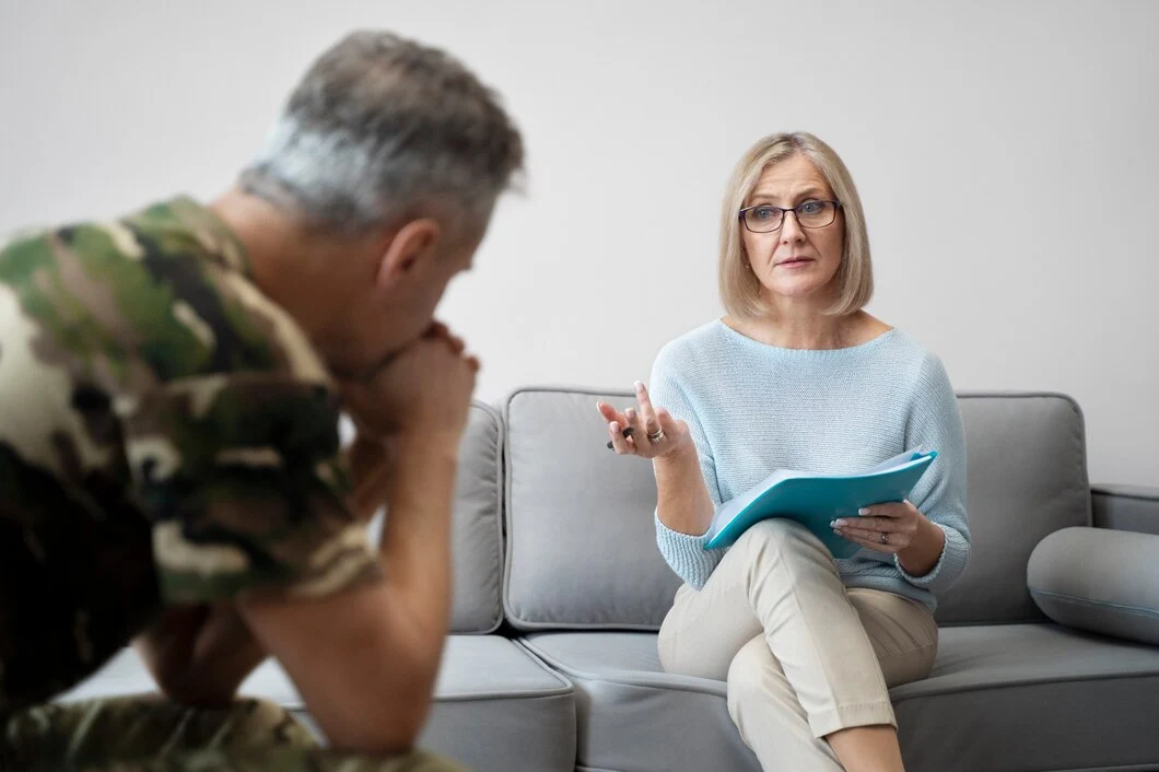 Военнослужащий с ПТСР сидит на сеансе у психолога
