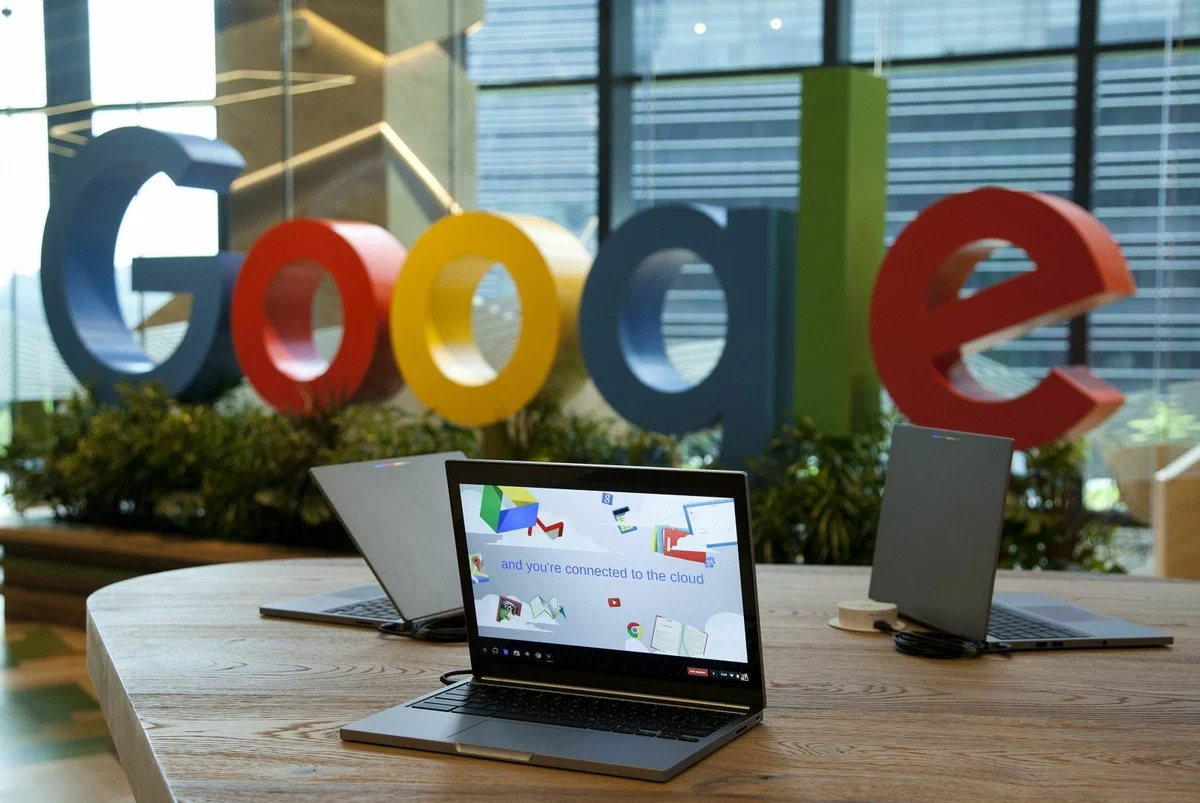Рабочий ноутбук в главном офисе Google, американской компании