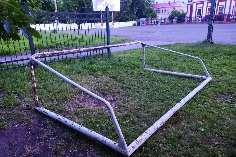На детской площадке в Кирове на ребёнка упали футбольные ворота, мальчик пострадал
