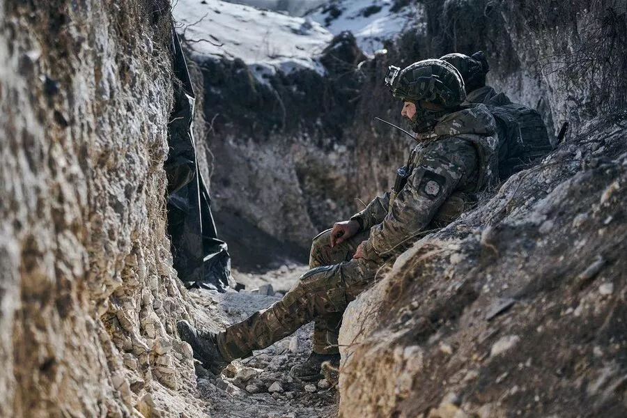 Военнослужащий армии в окопе в зоне проведения специальной военной операции