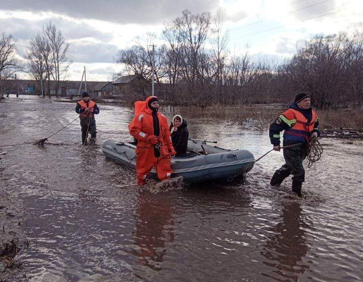 Спасатели работают в Саратовской области из-за наводнения