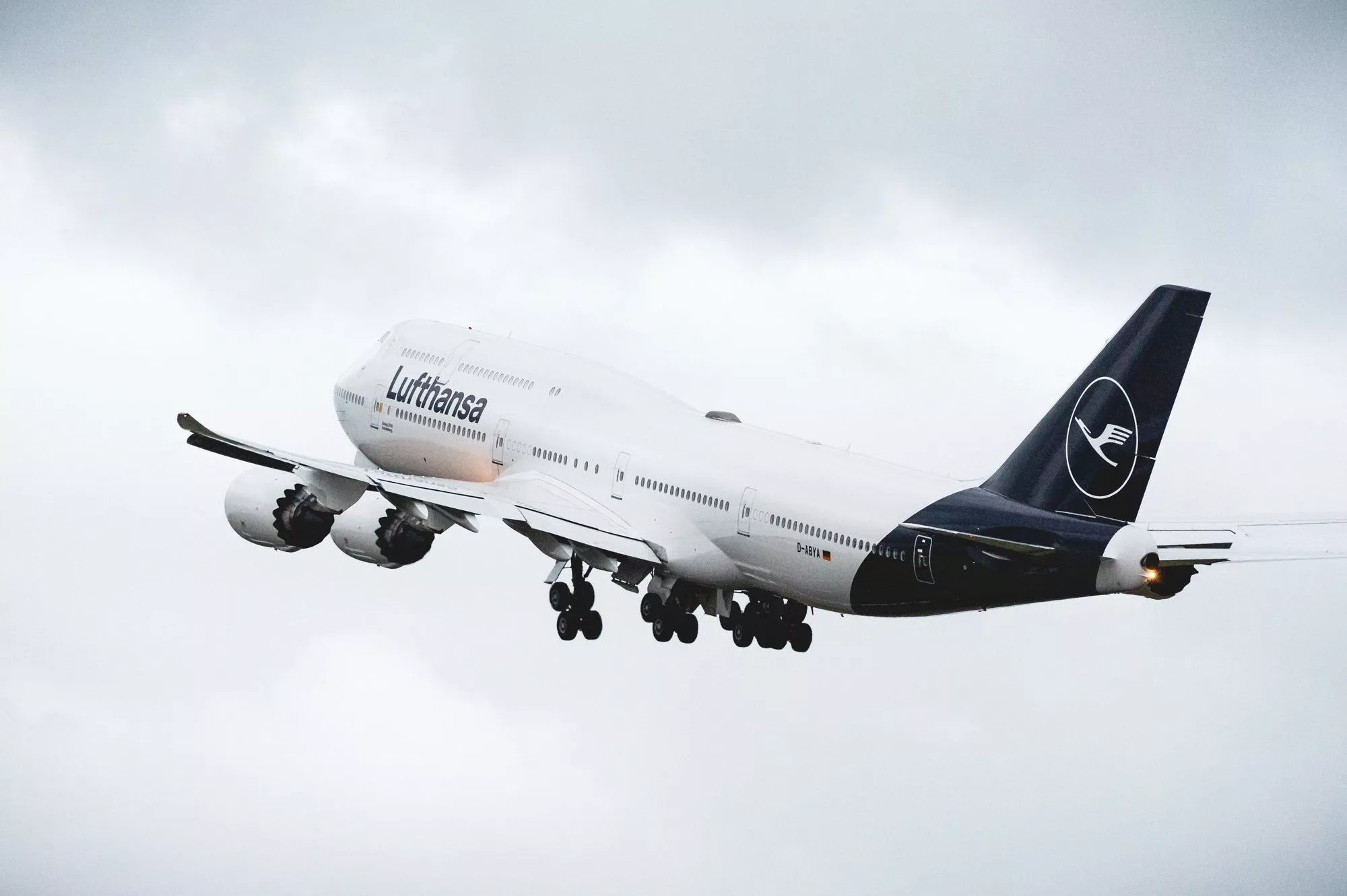Lufthansa летел из Остина и попал в зону турбулентности