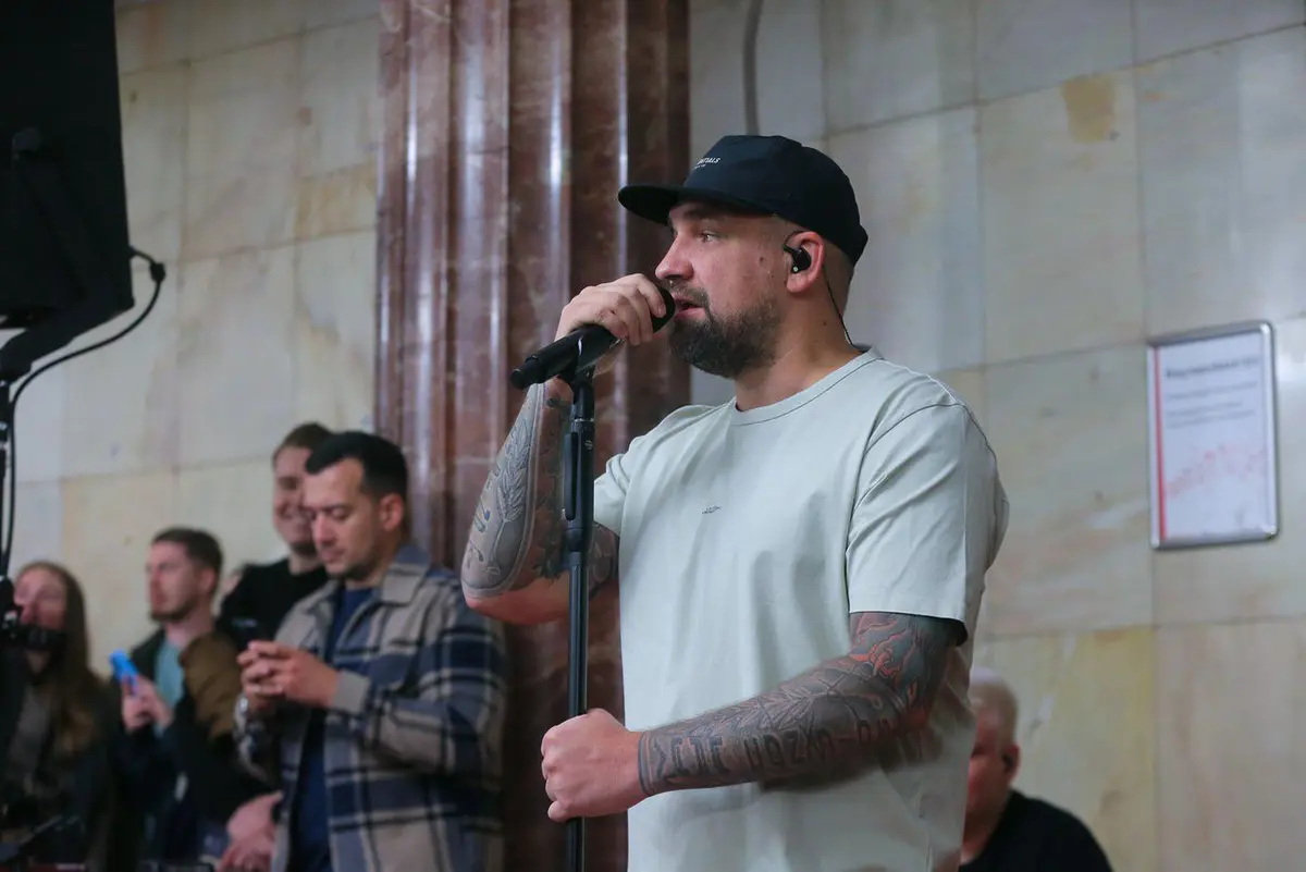 Репер Баста дал концерт в метро