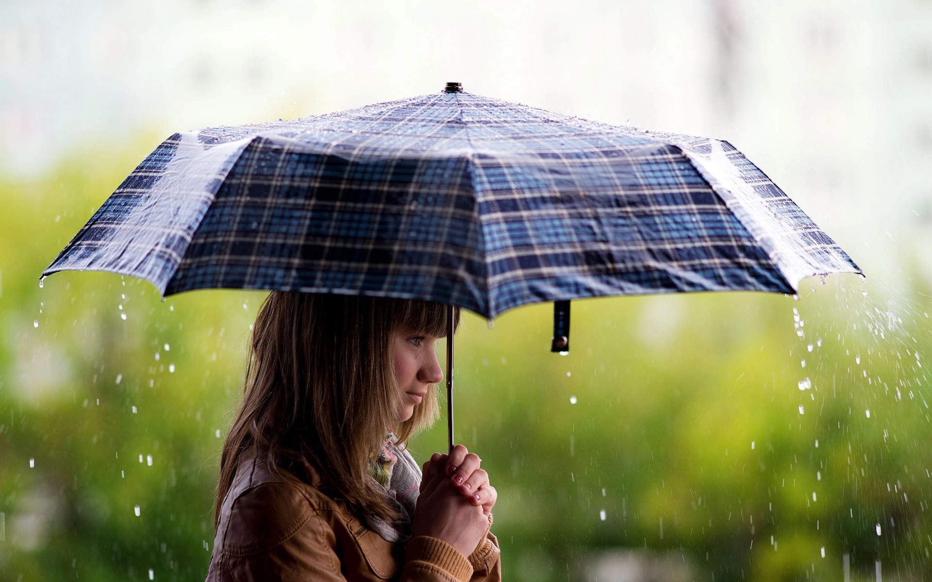 Человек с зонтом под дождём