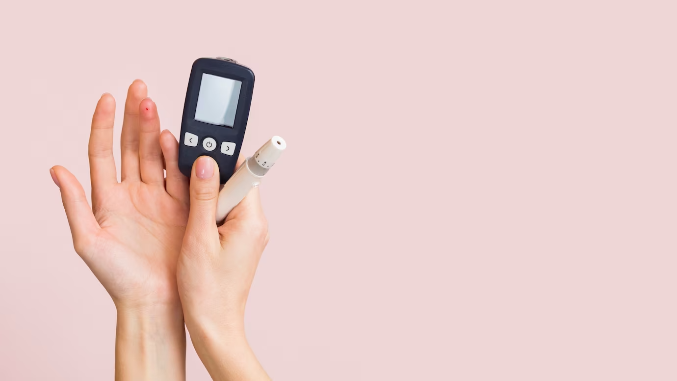 Женщина с сахарным диабетом замеряет уровень сахара в крови через медицинский девайс