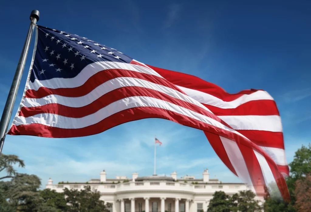 Флаг США на фоне Белого дома