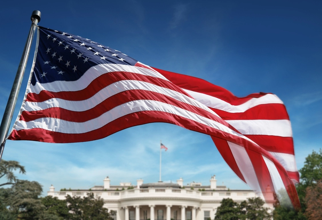 Флаг США на фоне Белого дома