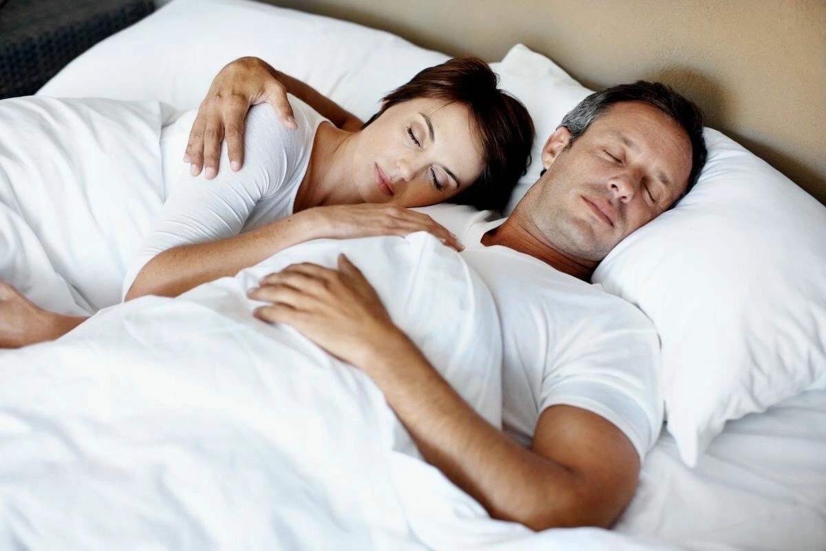 Мужчина и женщина спят в отеле