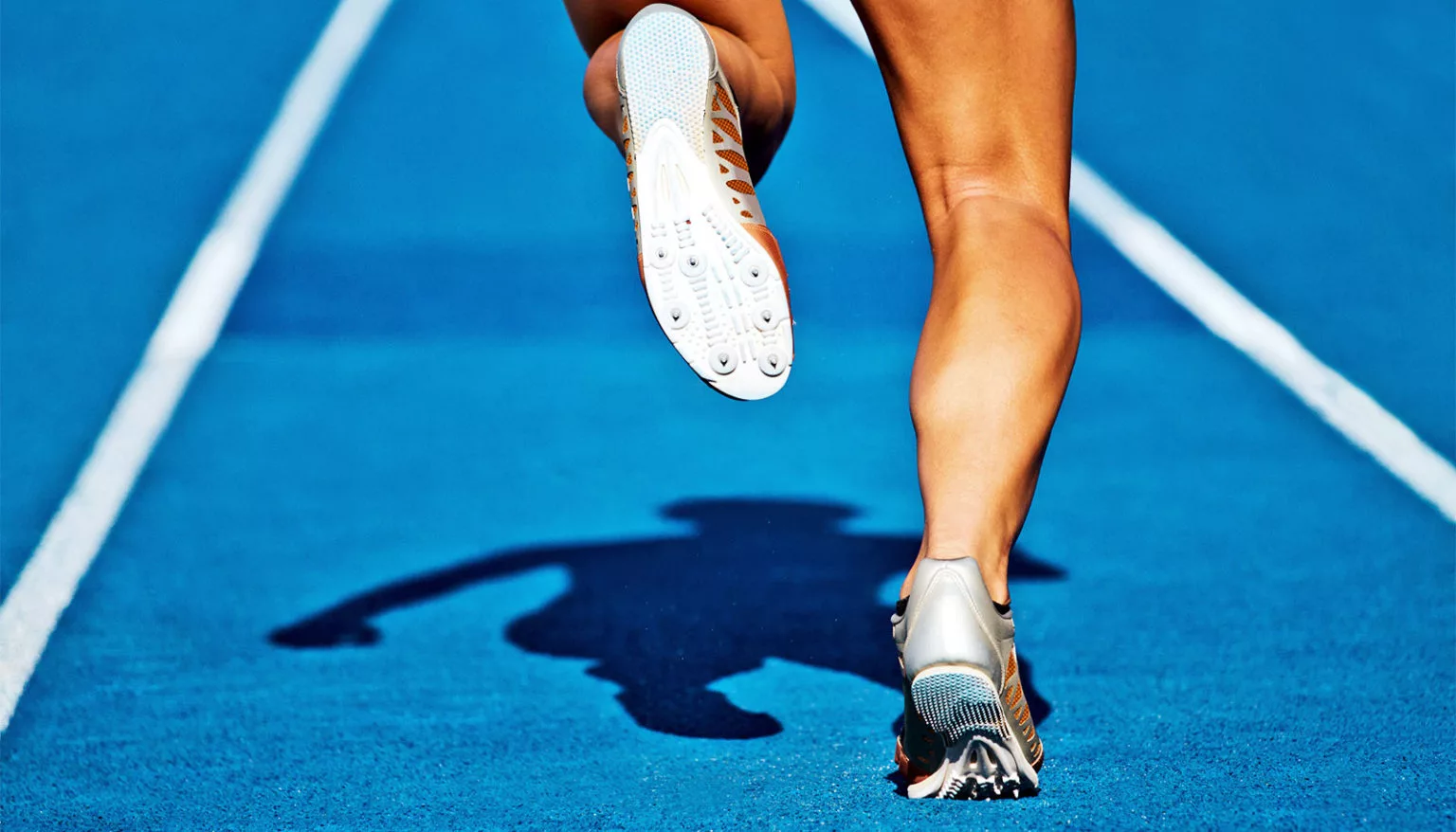 Ноги спортсмена, который бежит по заданной траектории