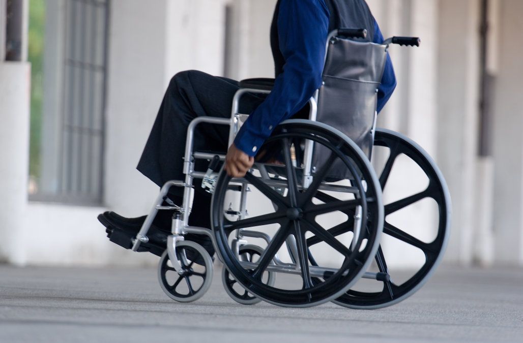 В Свердловской области мужчине с переломами стоп отказали в выдаче инвалидной коляски и отправили в очередь