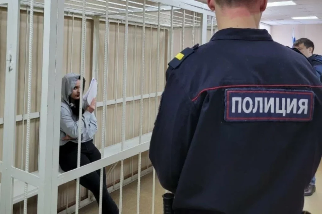 В Первомайском районном суде на скамью подсудимых попала девятнадцатилетняя Ксения Зацепина, она обвиняется в гибели двоих детей