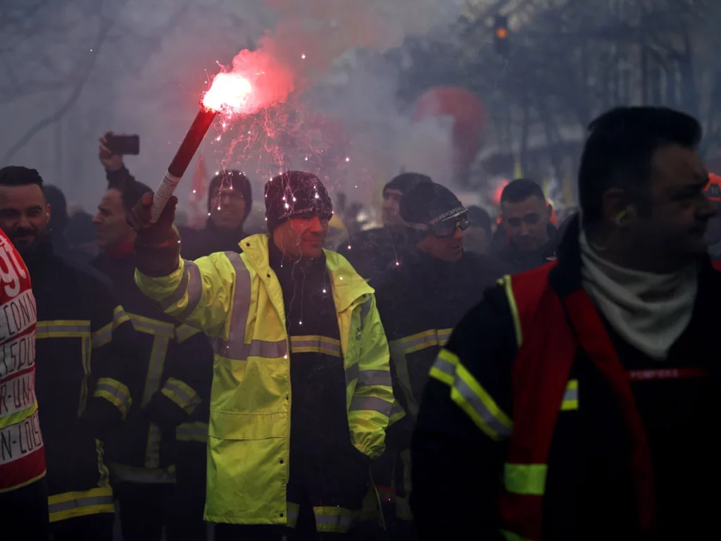 Во Франции люди выходят на митинги в знак протеста против пенсионной реформы