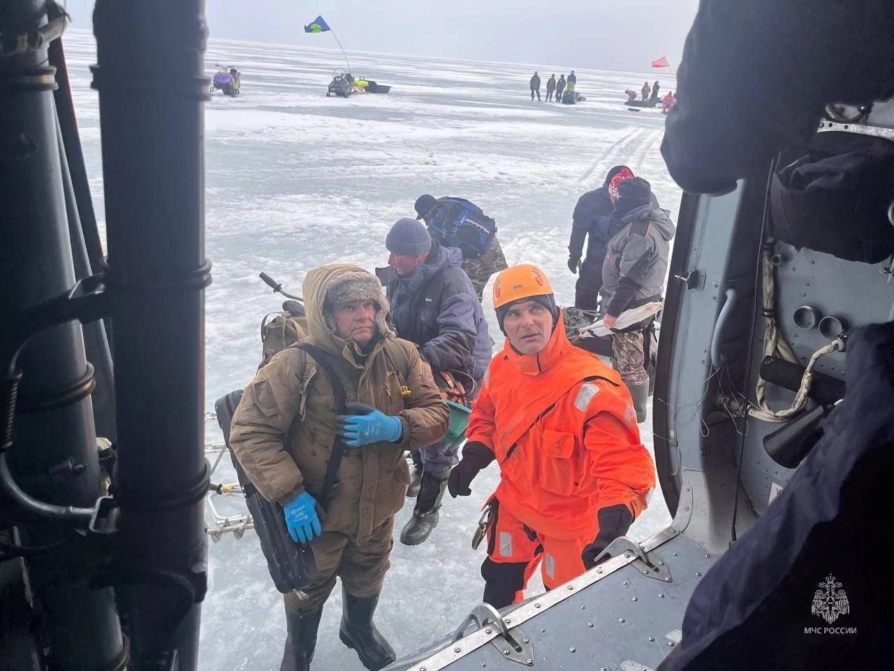 Сотрудники МЧС спасли с отколовшейся льдины 41 человека